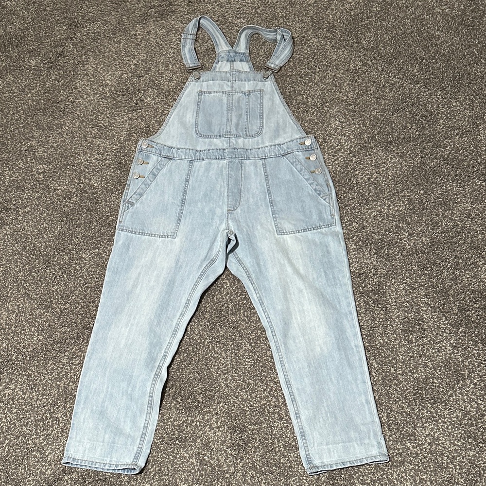 Women’s Gap denim overalls.  Size medium. Short.